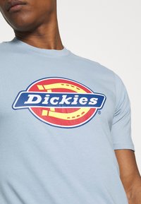 Dickies ICON LOGO TEE - T-shirt estampada - fog blue