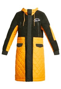 Puffjacka med övre del av svart fleece, orange quiltad nedre del, framzipper, stora fickor, justerbar huva och kontrasterande svarta ränder.