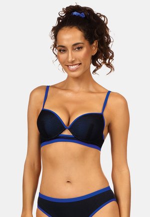 Czarny bikini top z niebieskimi akcentami, z siateczkową teksturą, dekoltem w kształcie litery V i regulowanymi ramiączkami. W komplecie z dopasowanymi majtkami bikini.