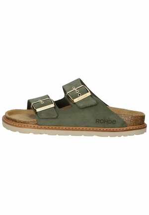 Sandali slide in suede verde con due cinturini regolabili, fibbie metalliche, soletta in sughero e suola leggera in gomma. Logo stampato di lato.