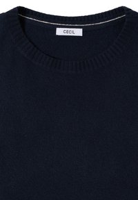 Granatowy dzianinowy sweter z prążkowanym dekoltem, z tkana metką z napisem "CECIL." Miękka faktura i klasyczny okrągły kształt.