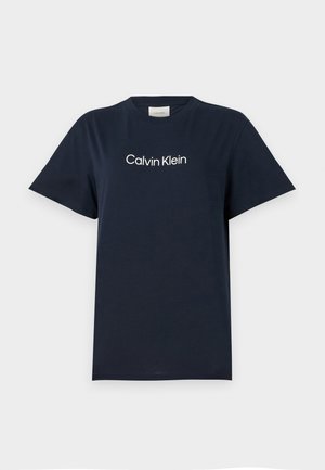 Navyblauwe katoenen t-shirt met korte mouwen en een ronde hals. Voorzien van een witte tekstlogo "Calvin Klein" op de borst. Eenvoudig en klassiek ontwerp.