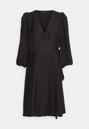 Μαύρο φόρεμα σε περιτύλιγμα με V-λαιμόκοψη, τρεις-τετάρτες φουσκωτές μανίκες, υφασμάτινη υφή και ζώνη στη μέση. Φούστα με φουσκωτό κόψιμο που φτάνει στο μέσο του μηρού.