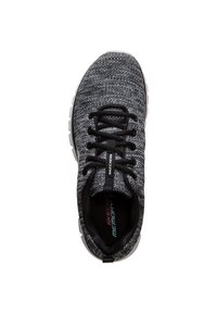 Sneaker a maglia nera e grigia con chiusura a lacci, dotato di una suola leggera e della scritta "SKECHERS MEMORY FOAM" all'interno.