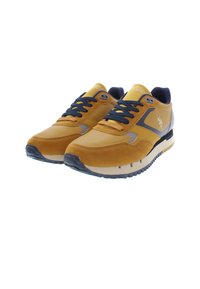 Sneakers yang terbuat dari kulit dan suede kuning, dengan aksen navy. Fitur mencakup sol empuk dan outsole karet berbentuk tekstur untuk grip.