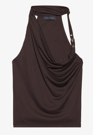 Haut drapé marron en tissu doux avec un design à col halter. Comprend des boutons aux épaules et une texture lisse. Étiquette : Anna Field.