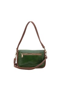 Groene leren handtas met bruine stiksels, een afneembare schouderband en een voorvak met rits. Compacte rechthoekige vorm, glanzende textuur.