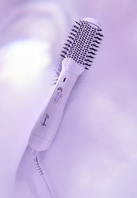 Brosse à cheveux ronde avec une poignée blanche, des poils noirs et un interrupteur. La poignée dispose d'une prise texturée et d'un indicateur de puissance. Conception avec cordon.
