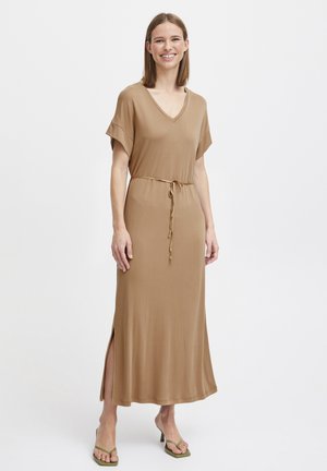 Bruine midi-jurk met een V-hals, korte mouwen en een verstelbare strikriem in de taille. Heeft zijsplitten en een zachte, gladde textuur.