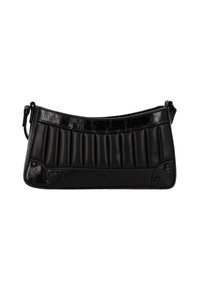 Borsa a mano in pelle nera di forma curva, con una texture a coste, dettagli lucidi e fondo piatto con due borchie decorative.