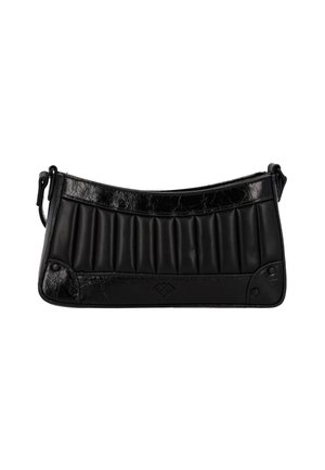 Borsa a mano in pelle nera di forma curva, con una texture a coste, dettagli lucidi e fondo piatto con due borchie decorative.