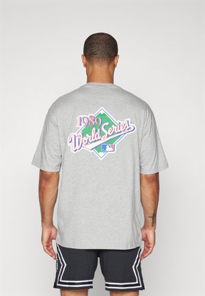 Camiseta de algodón gris con un gráfico colorido de la Serie Mundial de 1989 en la parte posterior, con un ajuste relajado y mangas cortas.