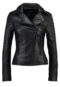 Giacca da motociclista in pelle nera con design aderente, zip frontale asimmetrica, due tasche laterali con zip e colletto a punta.