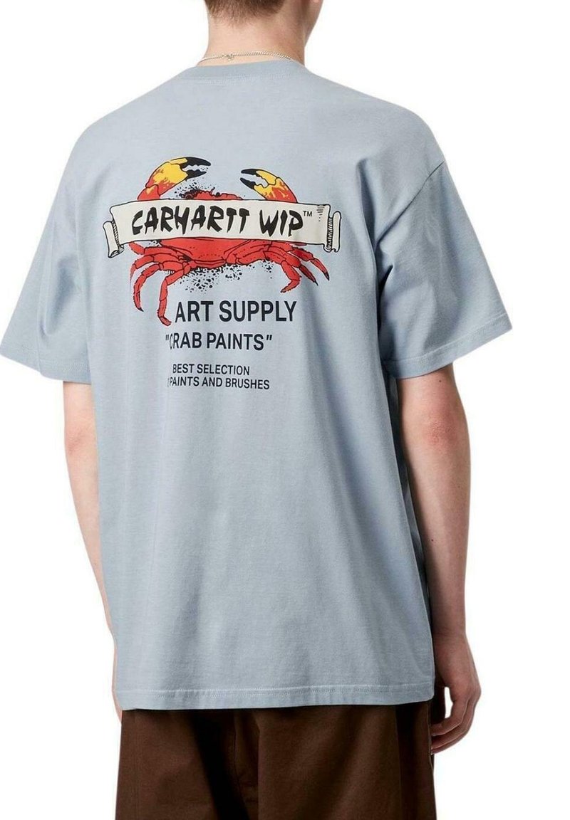 Camiseta de algodón de color azul claro con un gran gráfico de un cangrejo rojo y el texto "Carhartt WIP Art Supply 'Crab Paints'" en la parte posterior.