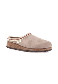 Zoccolo in camoscio grigio chiaro con una finitura testurizzata, caratterizzato da un bordo intrecciato in rosso e bianco, e una suola simile al sughero per il massimo comfort.