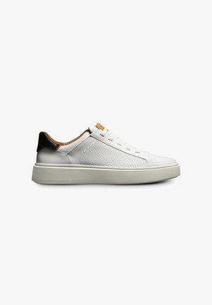 Witte leren sneakers met geperforeerde zijkanten, zwarte hakaccent, tan interieur en rubberen zool. Voorzien van platte witte veters en minimale branding.