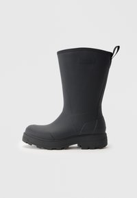Botte de pluie en caoutchouc noir avec un bout arrondi, finition mate texturée et semelle basse ; dotée d'une languette pour un enfilage facile.