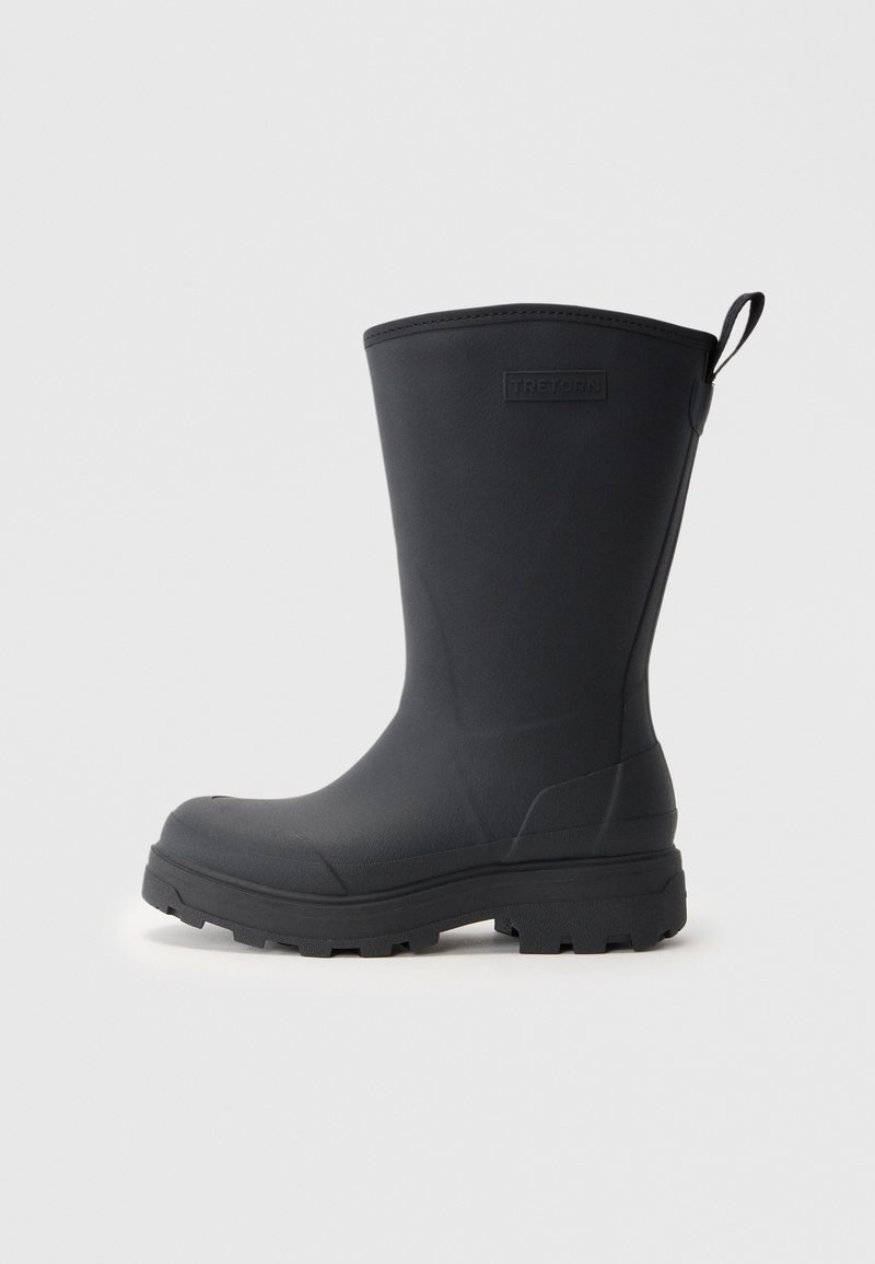 Botte de pluie en caoutchouc noir avec un bout arrondi, finition mate texturée et semelle basse ; dotée d'une languette pour un enfilage facile.