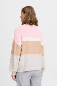 Pull en tricot avec des rayures horizontales rose, crème, beige et gris clair. Texture douce, manches larges et détails de ourlet côtelé.