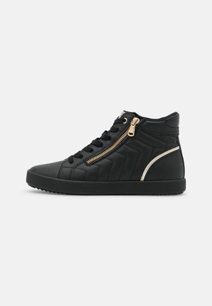 Schwarzer High-Top-Sneaker mit seitlichem Reißverschluss, Schnürung vorne, Chevron-Steppnähten und beigem Akzent an Sohle und Ferse.