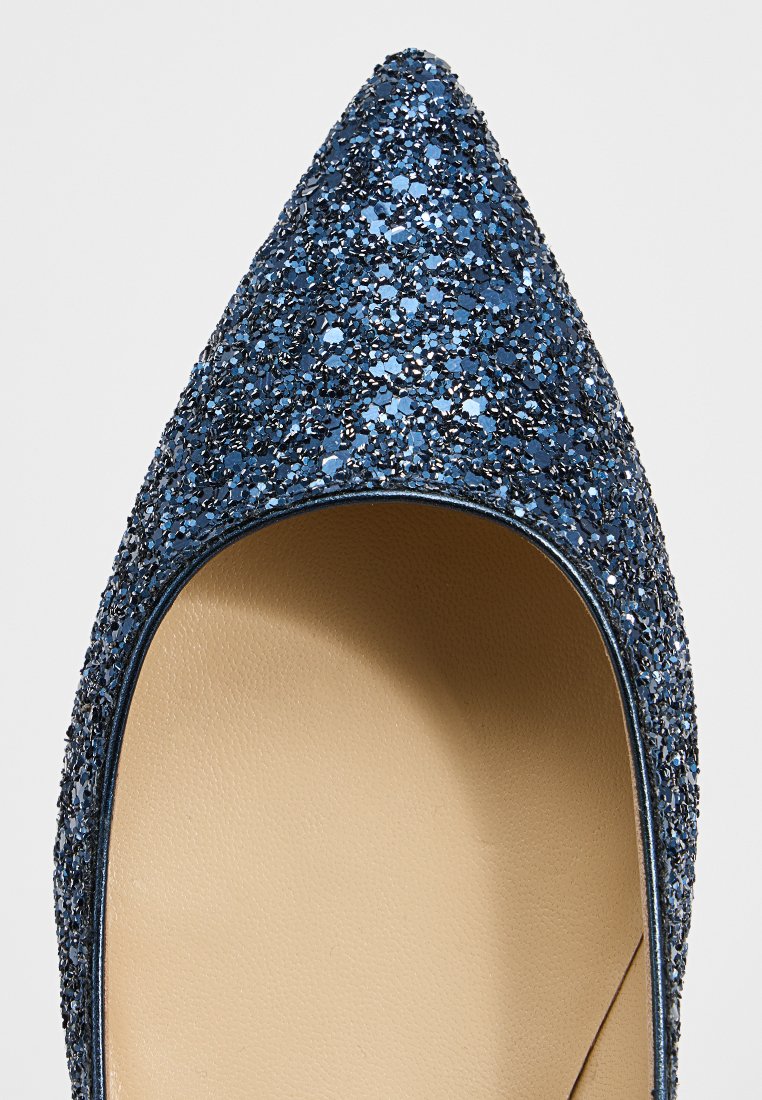 Blauwe glitter hoge hak schoen met een spitse neus en een glanzende textuur. Beschikt over een beige zool, biedt een slanke silhoutte en decoratieve glans.