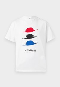 Weißes T-Shirt mit drei stilisierten Hüten in Rot, Schwarz und Blau, darunter der schwarze Text "No Problemo".