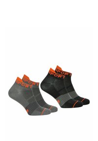 Deux paires de chaussettes de sport présentées côte à côte; l'une grise avec des accents orange, et l'autre noire avec des touches orange, toutes deux comportant l'inscription "SPORT".