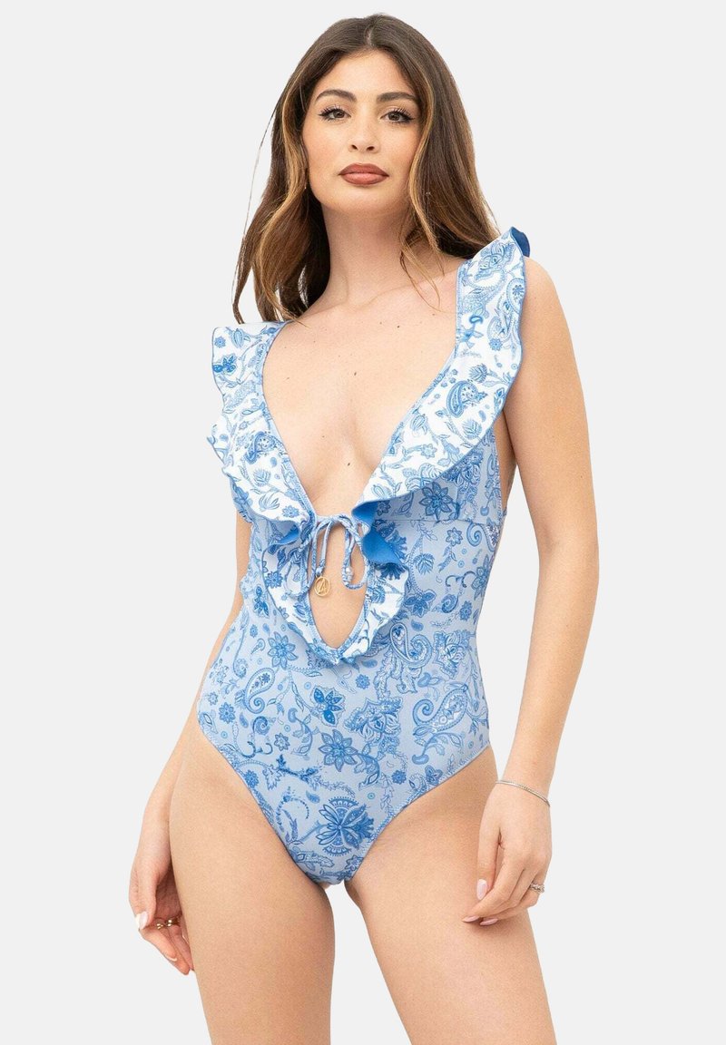 Costume da bagno blu con motivo a stampa, maniche a volant, scollatura a V profonda e dettaglio con fiocco frontale. Presenta design floreali e paisley su tessuto leggero.