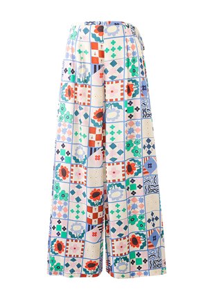 Pantalon à jambes larges avec un motif patchwork géométrique et floral coloré en vert, rouge, bleu et rose sur fond blanc.