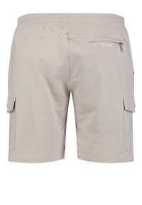 Shorts cargo beige avec une taille élastique, deux poches cargo sur les côtés et une poche arrière zippée. Fabriqués en matériau léger.