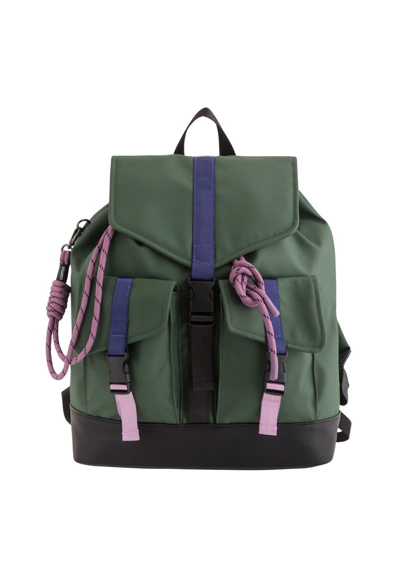 Mochila verde hecha de un tejido duradero, con una tapa plegable, correas moradas y dos bolsillos frontales con base negra.