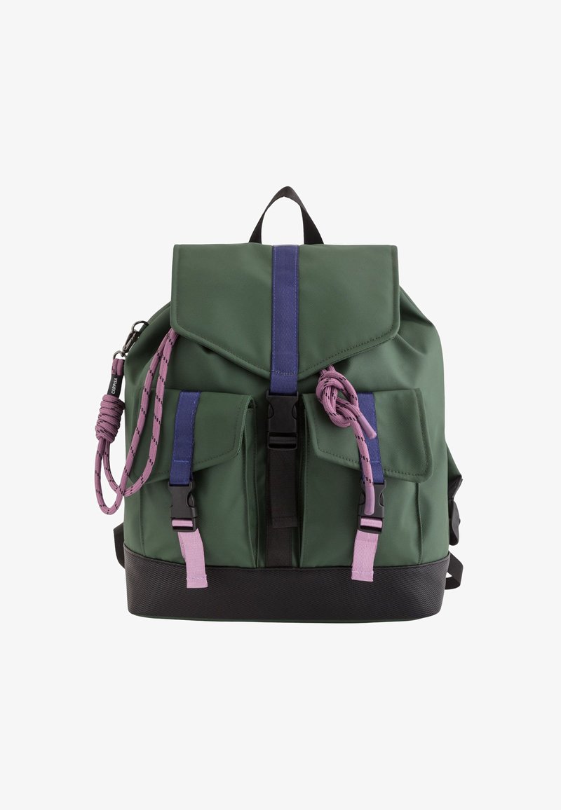 Grüner Rucksack aus strapazierfähigem Material mit einem umklappbaren Oberteil, lila Gurten und zwei Vordertaschen mit schwarzem Boden.
