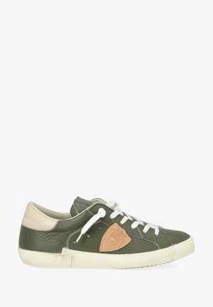 Baskets en cuir vert avec un empiècement talon en cuir beige, des lacets blancs et un accent en cuir marron clair sur le côté avec un logo. Semelle en caoutchouc.