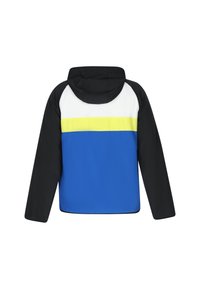 Jachetă cu glugă colorată, având o glugă și mâneci negre, o secțiune superioară albă, o bandă orizontală galbenă strălucitoare și un corp albastru.