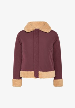 Bordeauxfarbene Jacke mit einem hellbraunen Kunstfellkragen und -saum. Verfügt über einen Frontverschluss und Seitentaschen mit einer glatten Textur.