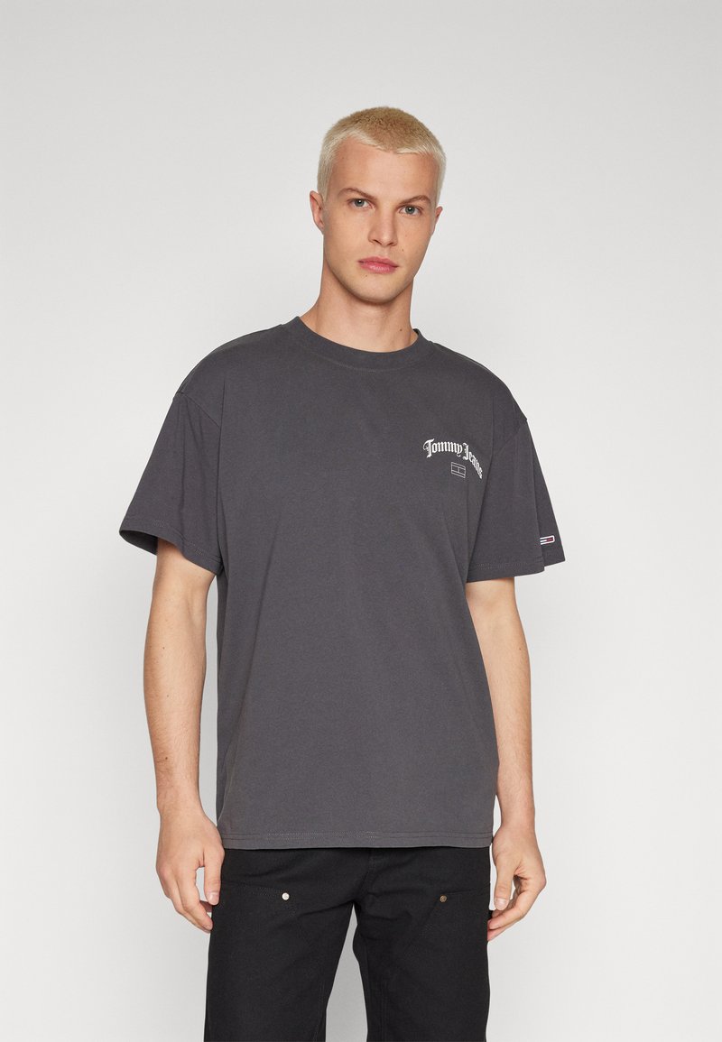 Tommy Jeans GRUNGE ARCH BACK TEE Camiseta estampada new charcoal