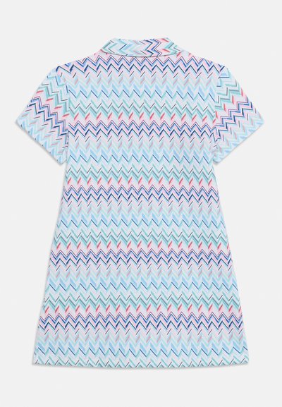 Φόρεμα με κοντά μανίκια και γιακά, με πολύχρωμο μοτίβο ζιγκ ζαγκ σε αποχρώσεις μπλε, πράσινο, ροζ και λευκό, εμφανιζόμενο από πίσω.