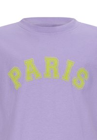 Lila Baumwoll-T-Shirt mit auffällig leuchtend gelber "PARIS"-Buchstaben in Bogenform über der Brust. Weiche Textur, Rundhalsausschnitt.