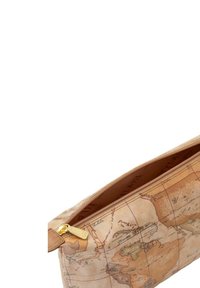 Pochette in pelle marrone con un design di una mappa del mondo vintage. Presenta una chiusura zip dorata e un interno con un motivo logo discreto.