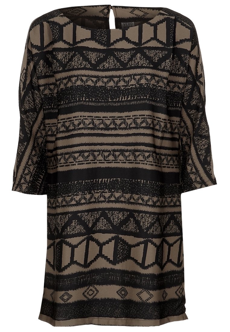 Brun tunika klänning med svarta geometriska mönster, löst snitt, rund halsringning och en liten nyckelhålsöppning i ryggen. Mjuk tygkänsla.