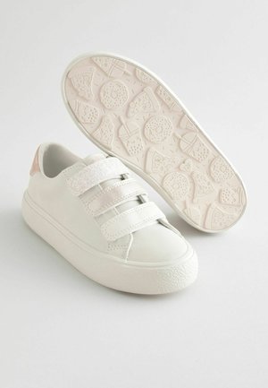 Weiße Leder-Sneaker mit drei Klettverschlüssen, profilierte weiße Gummisohle mit einem lebensmittelthematischen Muster und einem hellrosa Akzent an der Ferse.