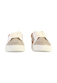Sneakers con lacci caratterizzati da una parte superiore in suede grigio chiaro, dettagli in pelle bianca sporca e una suola in gomma bianca testurizzata.