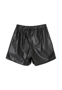 Pantaloni corti in ecopelle nera con finitura testurizzata, vita elastica e vestibilità ampia, con orlo che arriva a metà coscia.