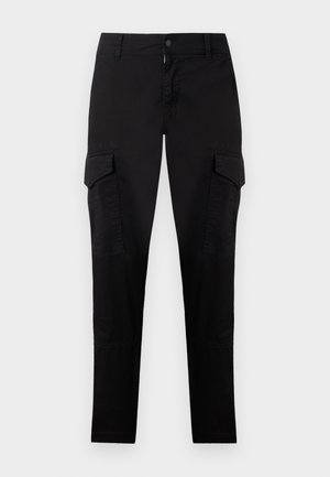 Fekete, karcsúsított cargo nadrágok elülső fedelű zsebbel a combokon, övbújtatókkal, gombos rögzítéssel és cipzáras zárral, egyszínű háttéren.