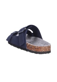 Infradito in rete blu navy con suola in sughero, caratterizzate da una soletta grigia testurizzata e un accento decorativo a forma di fiocco sulla cinghia superiore.