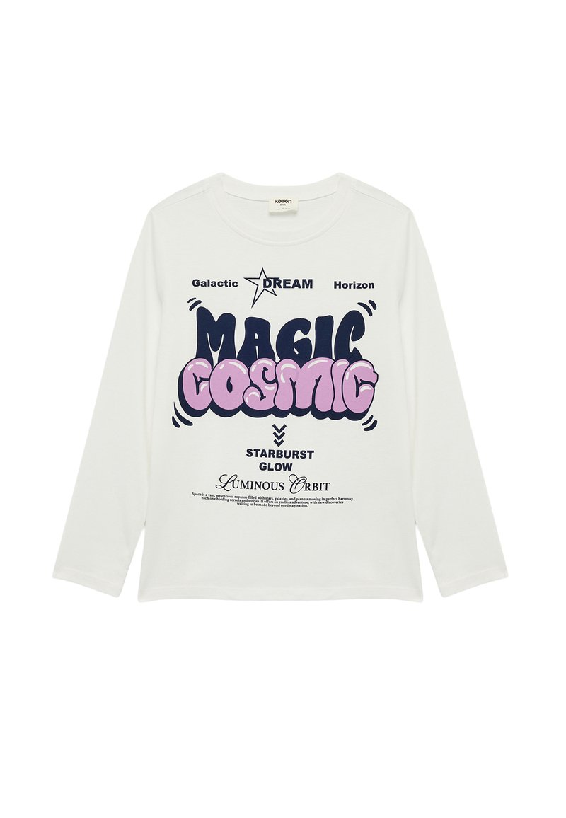 Biała koszula z długim rękawem z odważnym, wielokolorowym tekstem graficznym. Projekt zawiera frazy takie jak "MAGIC COSMIC" oraz gwiazdy, w luźnym kroju.