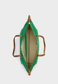 Grønt toteveske med brune lærhåndtak, glidelås lukking, og beige interiør med to rom. Glatt tekstur, enkel design.