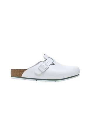 Weißer Clog mit abgerundetem Zehenbereich, Korkfußbett und verstellbarem Riemen. Glatte Oberflächenstruktur und eine flache Gummisohle.
