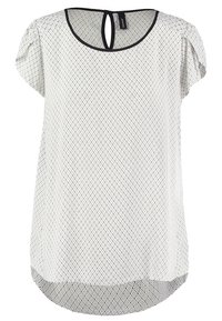 Blouse blanche à manches courtes avec un petit motif de losanges noirs, bordure noire au niveau de l'encolure, et une ouverture en forme de goutte avec bouton au dos.