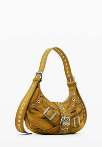 Torba od žutog sueda s detaljima od srebra, rupicama, prednjim džepom i debelim remenom s podesivim kopčanjem.